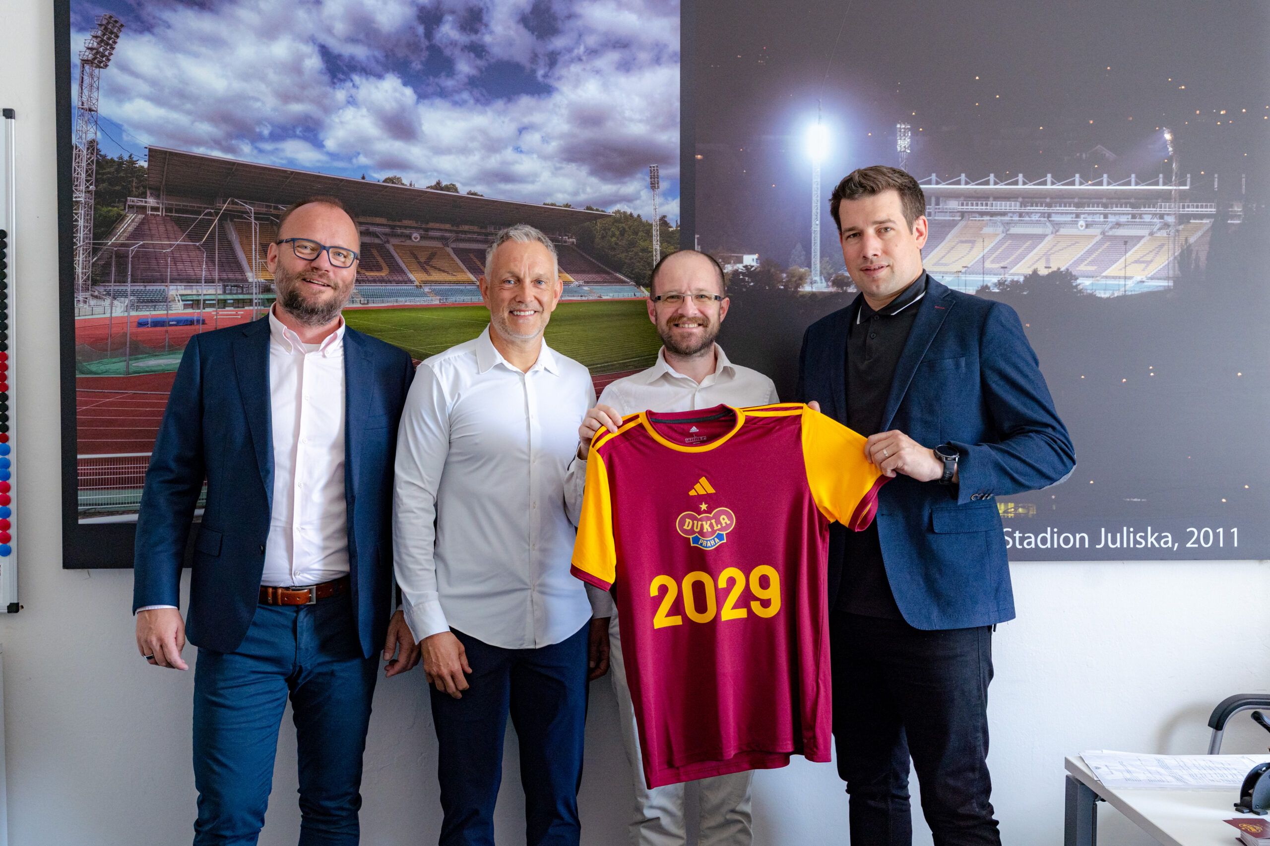 Další čtyři sezóny ve stejných barvách: Dukla, adidas a SportFotbal pokračují společně